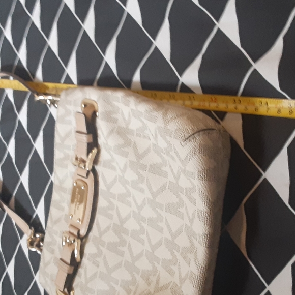 Michael KORS VANILLA HAMILTON CROSSBODY - Picture 15 of 17